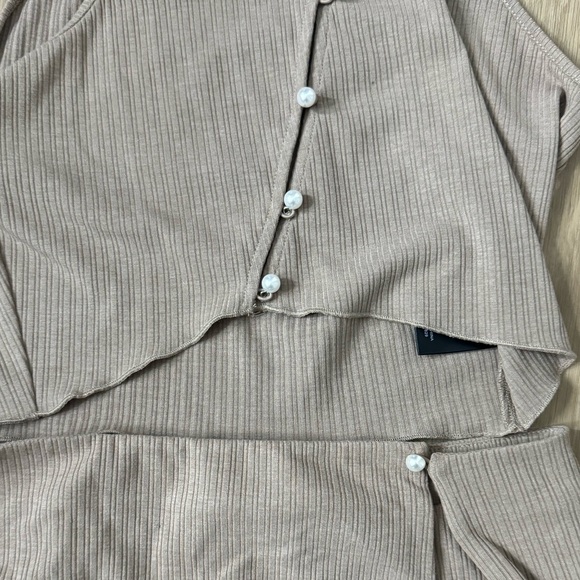 Revolve H:ours Simonetta Skirt Set - Picture 3 of 3